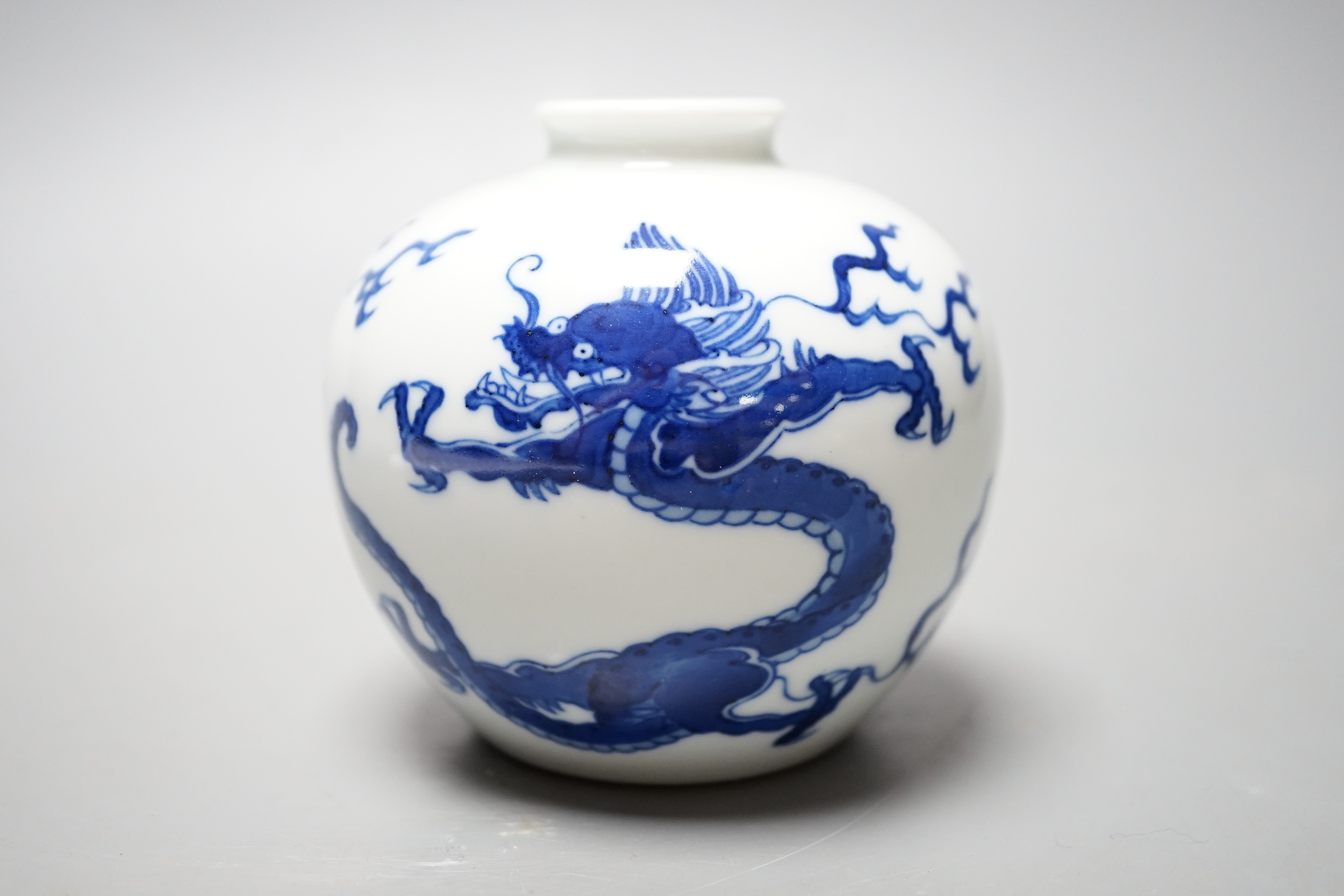 A Chinese blue and white ‘dragon’ vase, 9cm